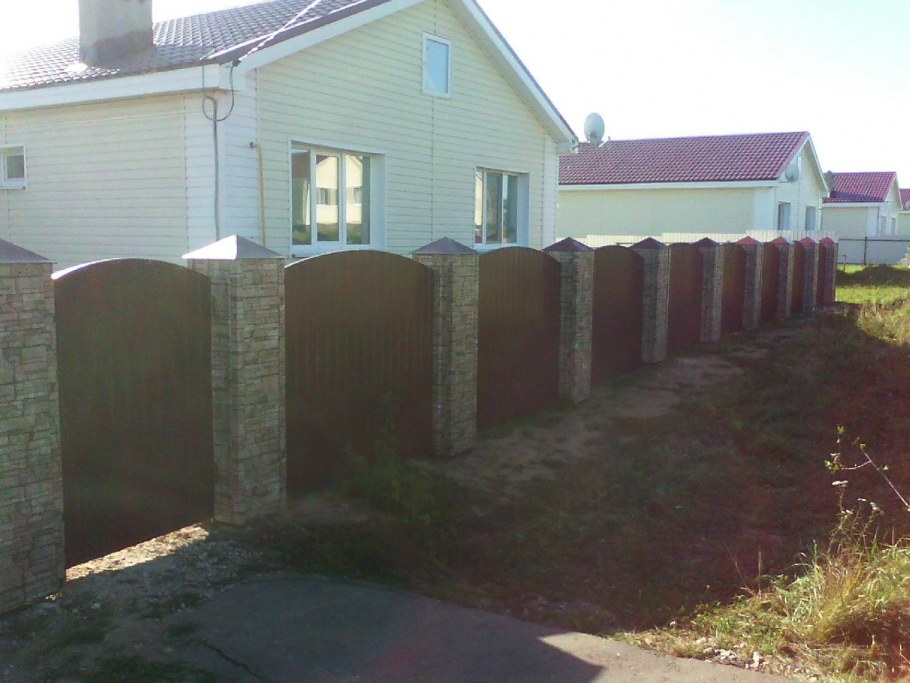 Палисадники из профнастила и кирпичных столбов