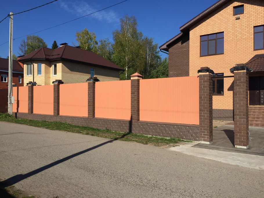 Забор из красного кирпича