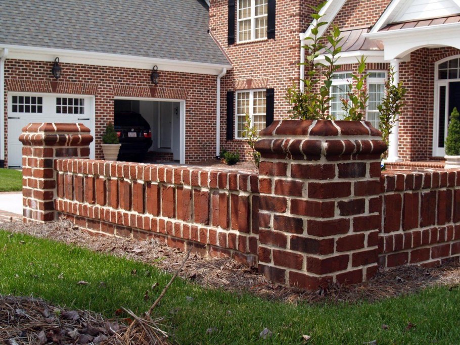 Красивый кирпичный забор