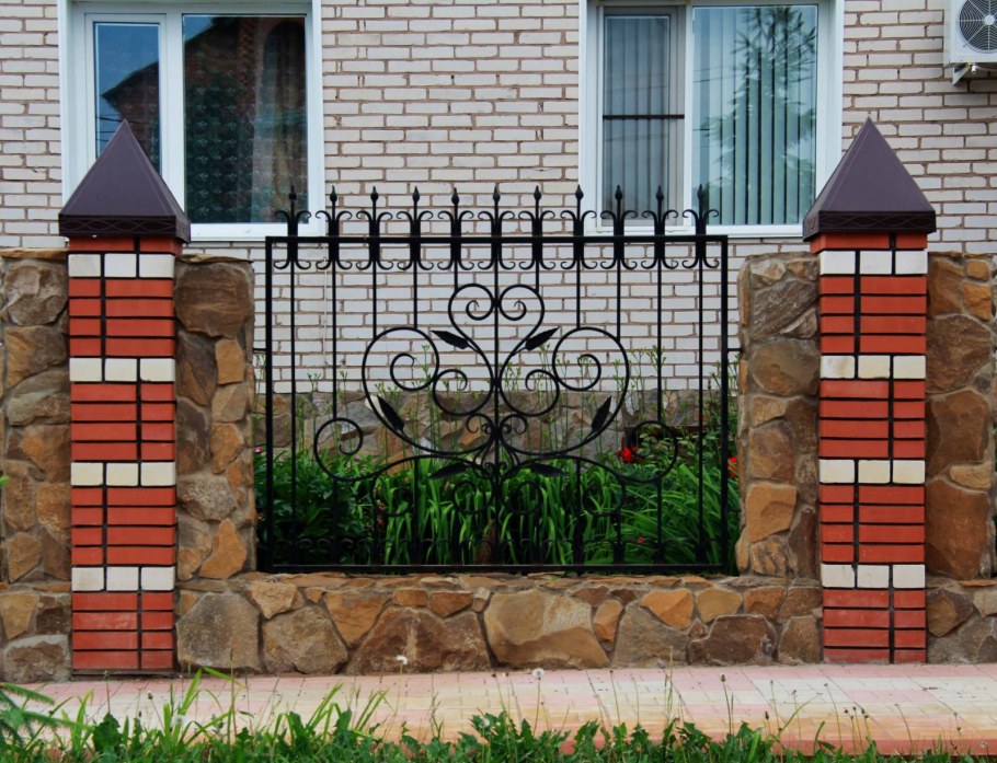 Палисадник с кирпичными столбами