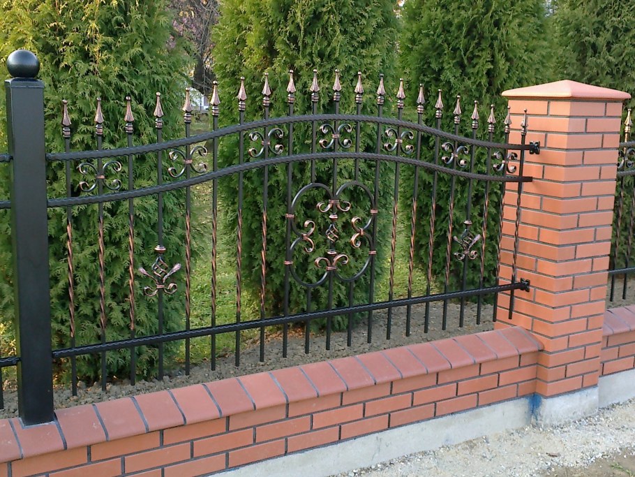 Палисадник из кирпича и ковки