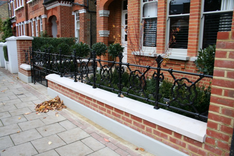 Ограждение перед домом