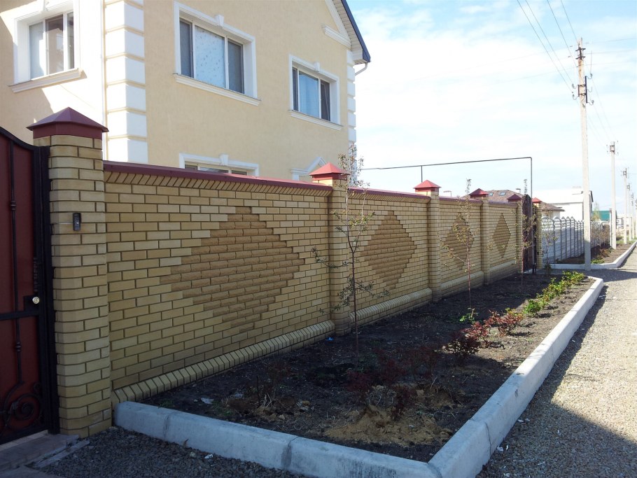 Кирпичные заборы для частного дома