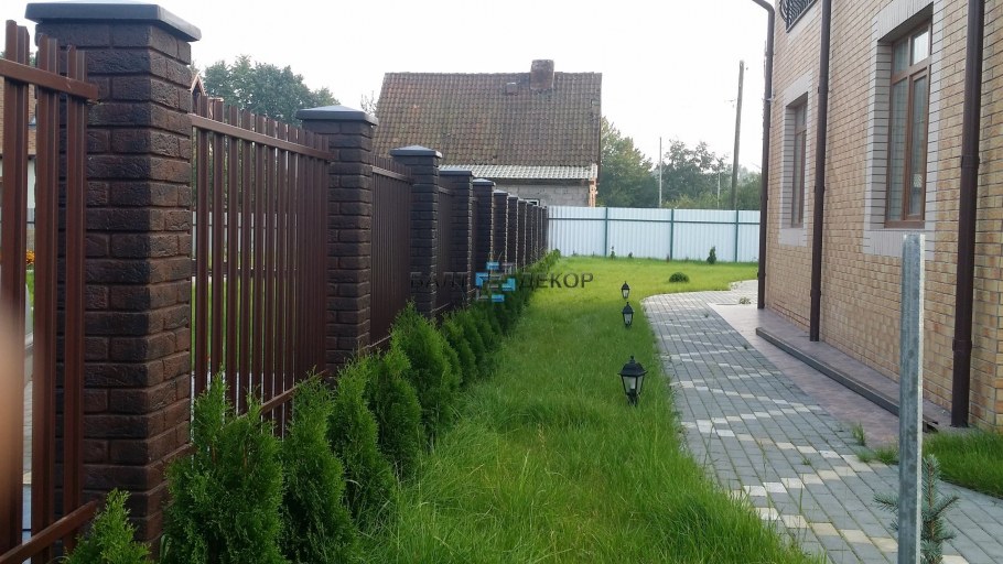 Красивый забор с кирпичными столбами