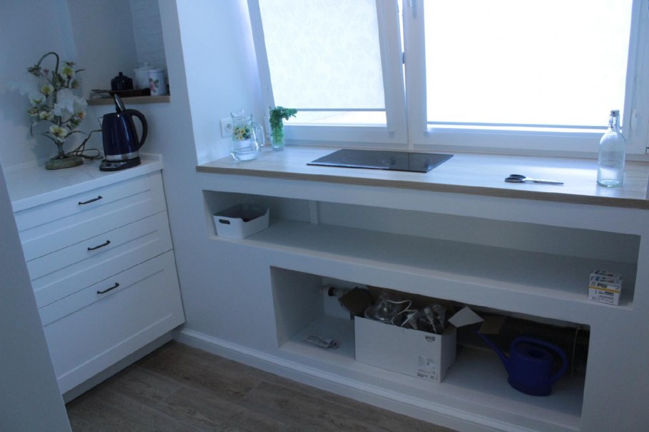 Полка под подоконником