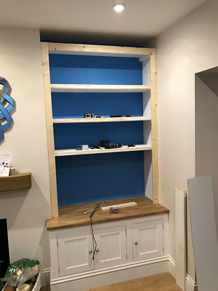 Полки в оконном проеме