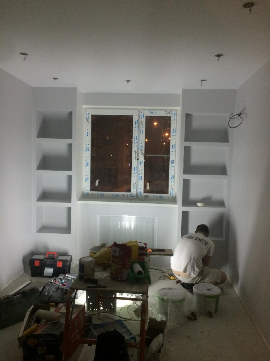 Полки из гипсокартона вокруг окна