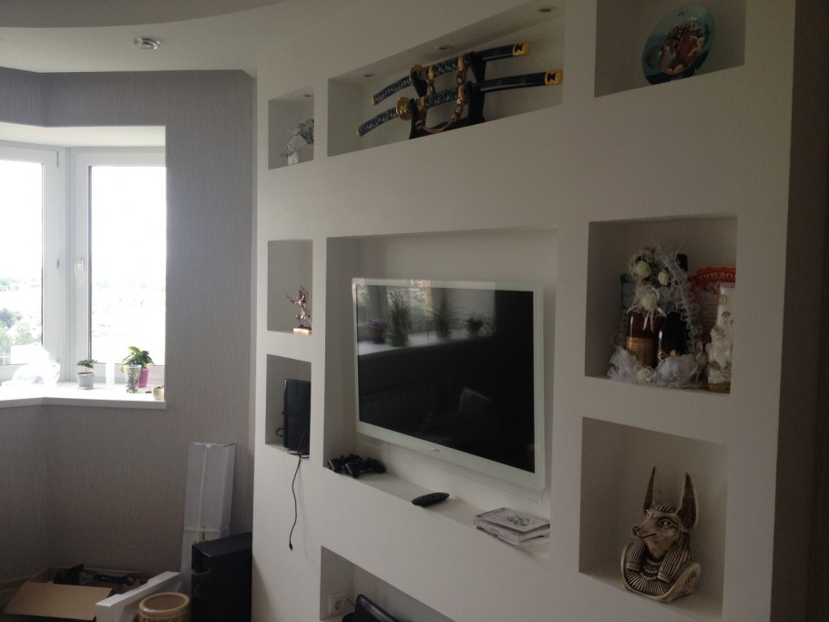 Полки из гипсокартона под окном