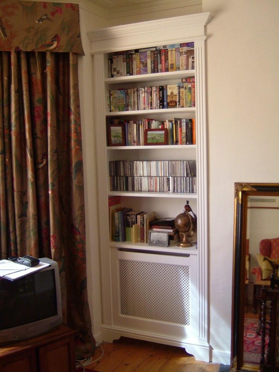 Книжный стеллаж над батареей