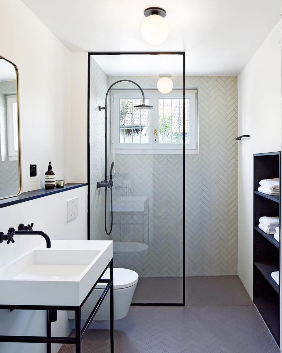 Узкая ванная комната с душевой