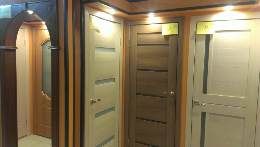 Межкомнатная дверь в углу