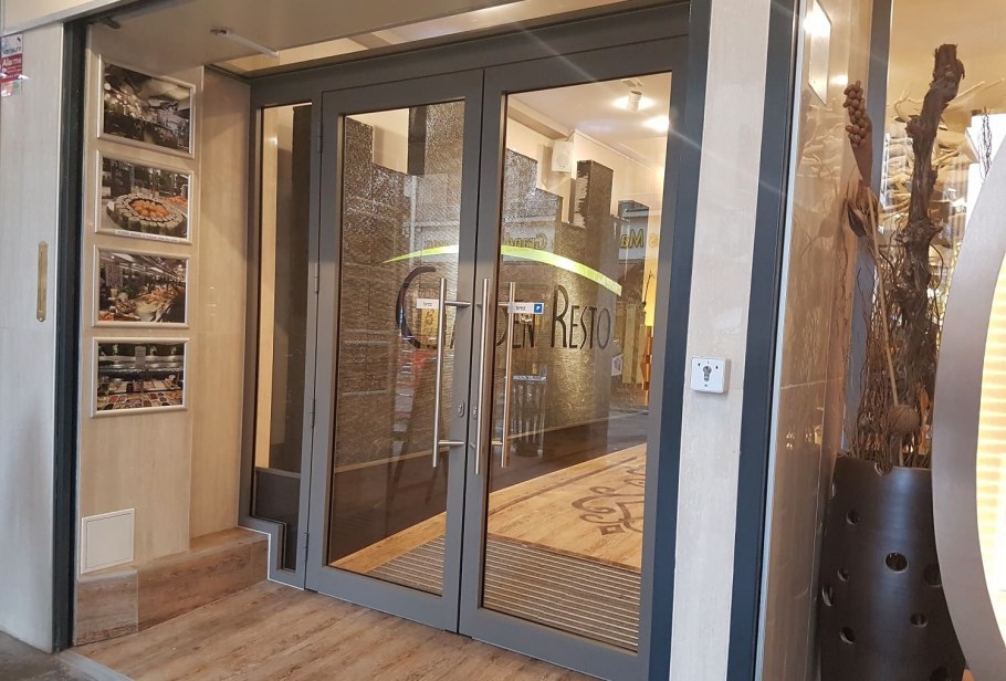 Открытая дверь в комнату