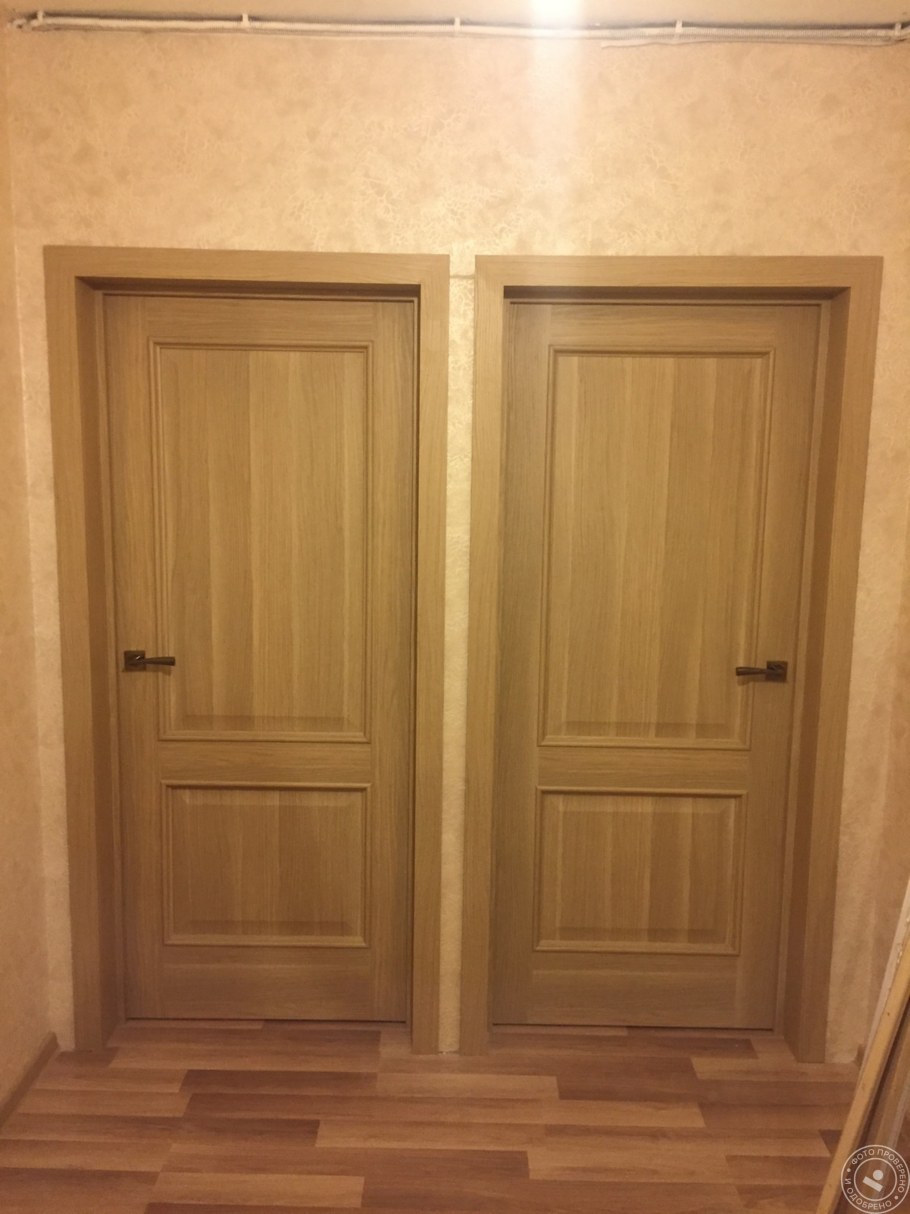 Две двери рядом в интерьере
