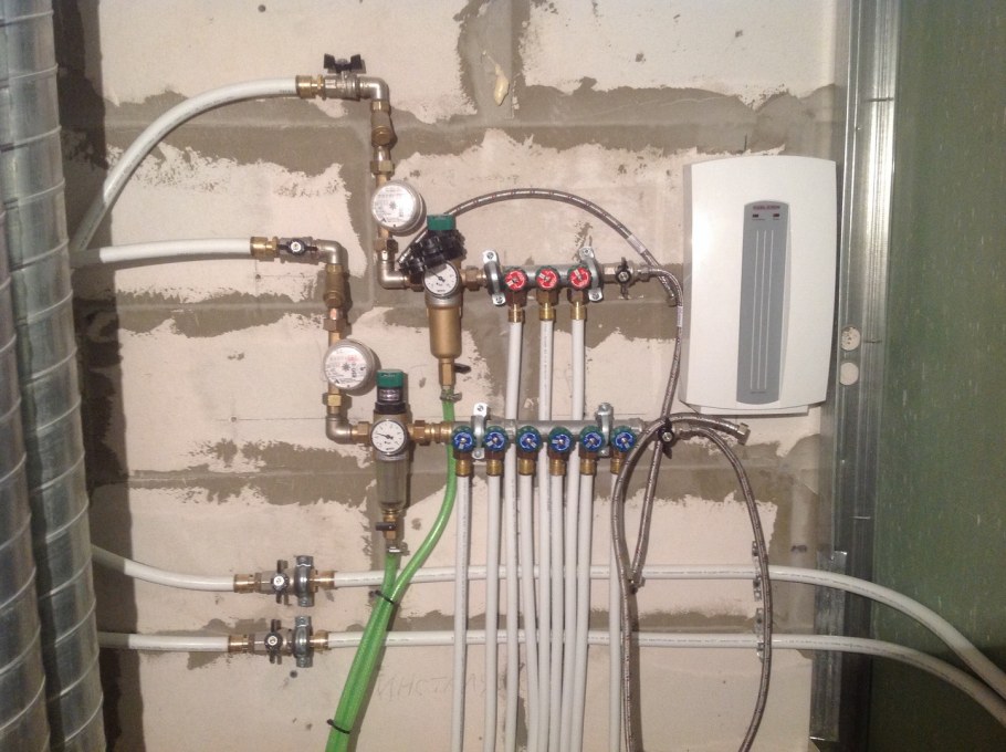 Разводка труб горячей и холодной воды