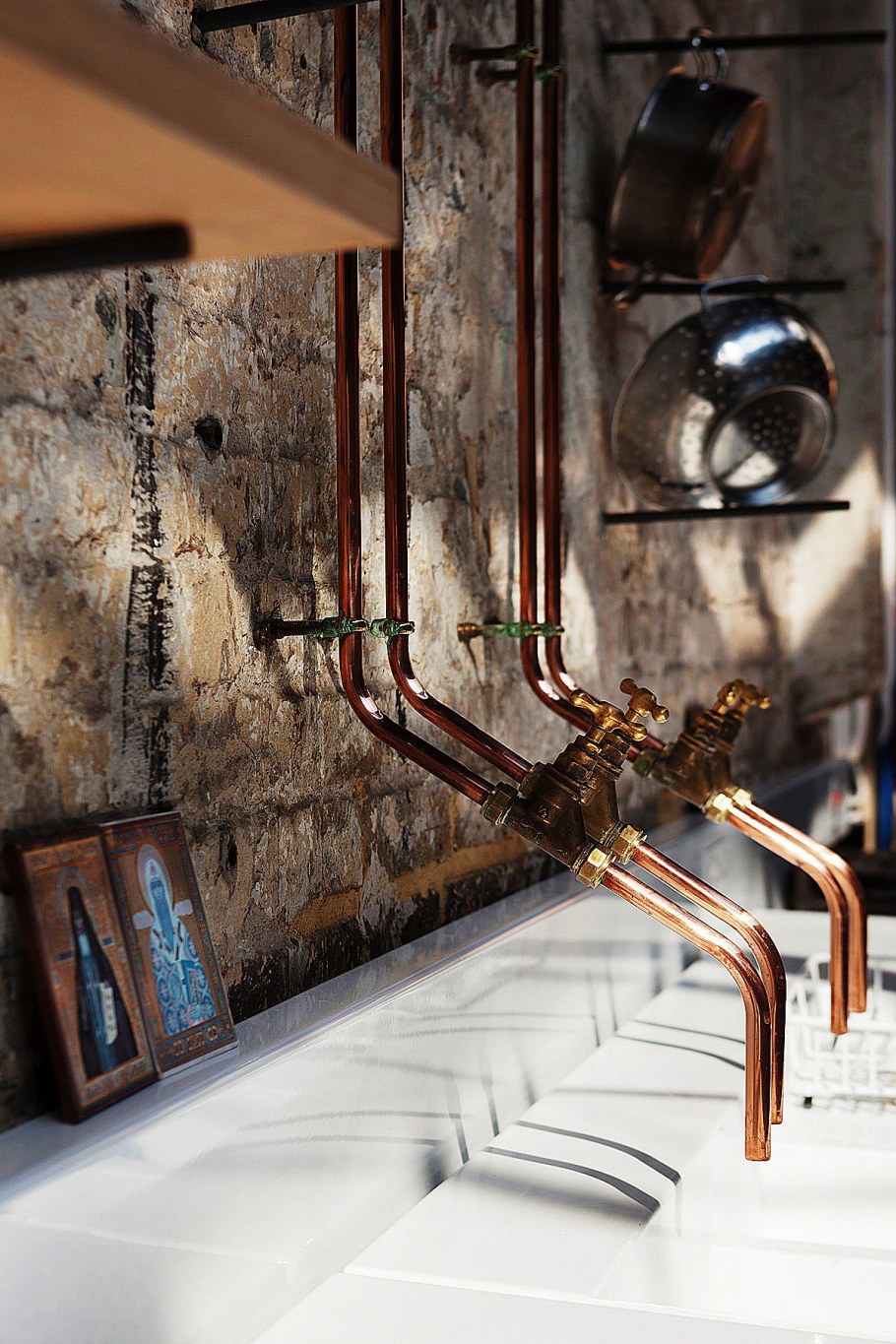 Медные водопроводные трубы в интерьере