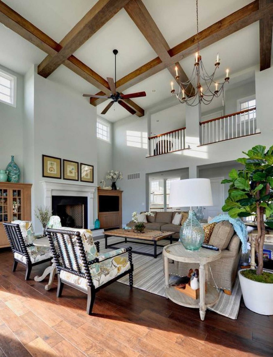 Интерьер с высокими потолками