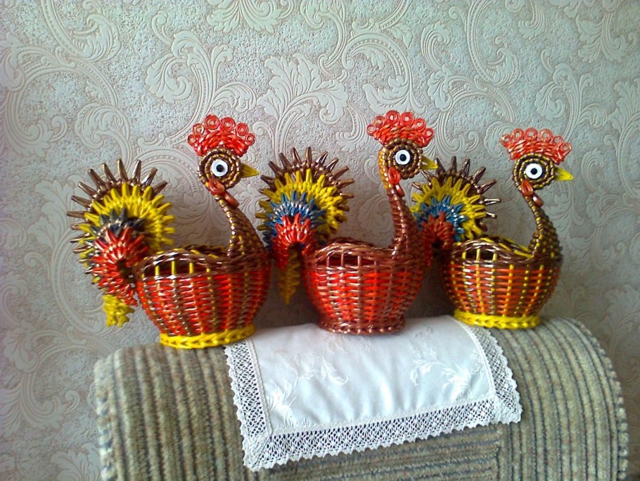 Курочка из газетных трубочек