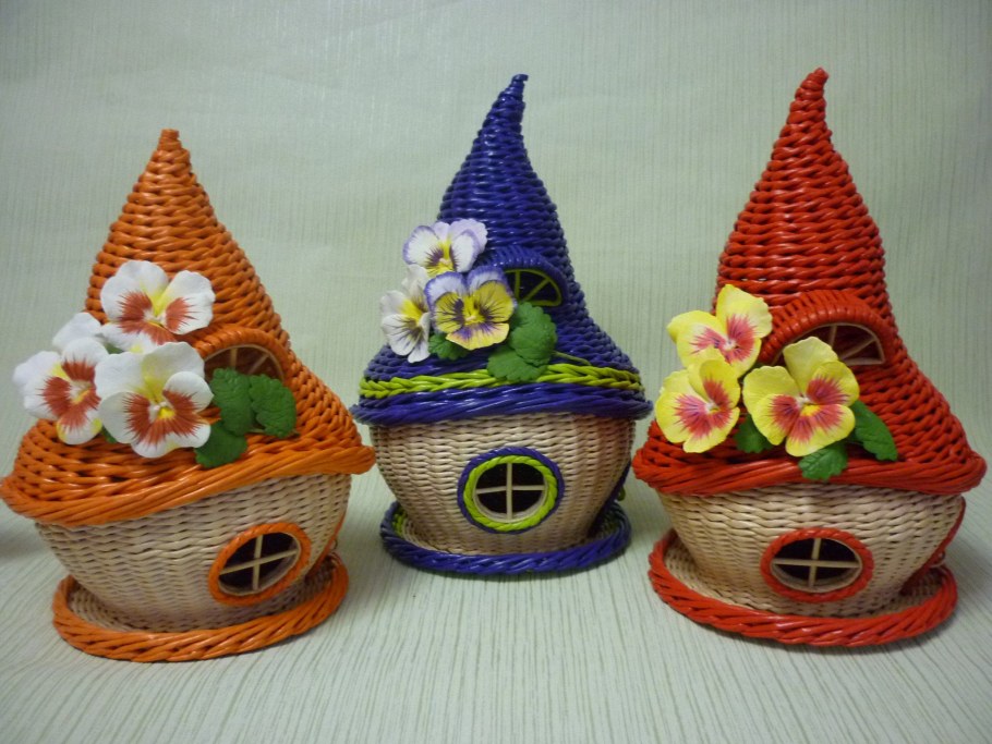 Гномодомик из газетных трубочек