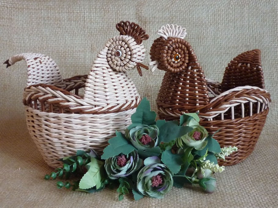 Плетеная корзинка Курочка Пасхальная из газетных трубочек мастер