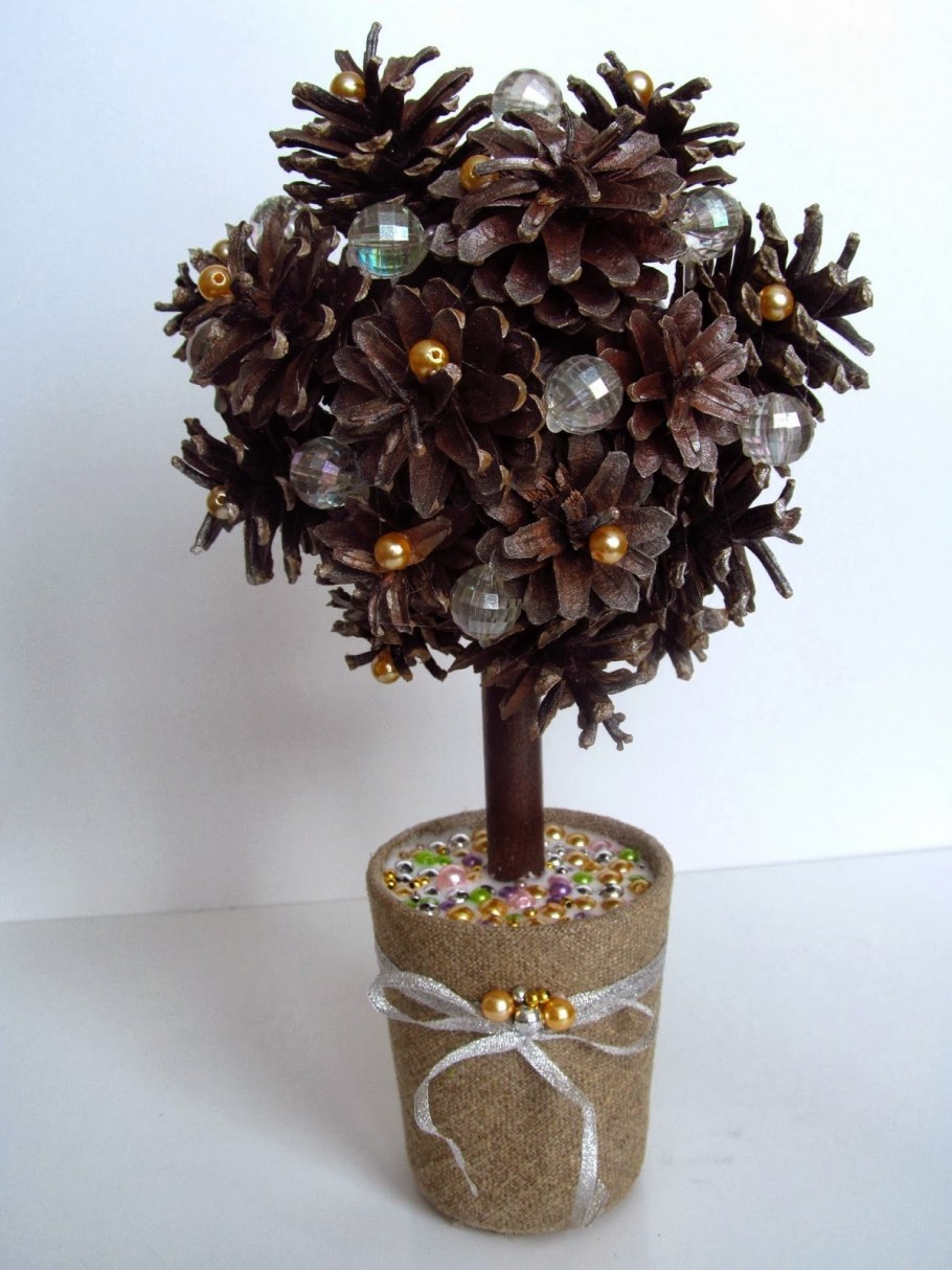 Новогодний топиарий из шишек