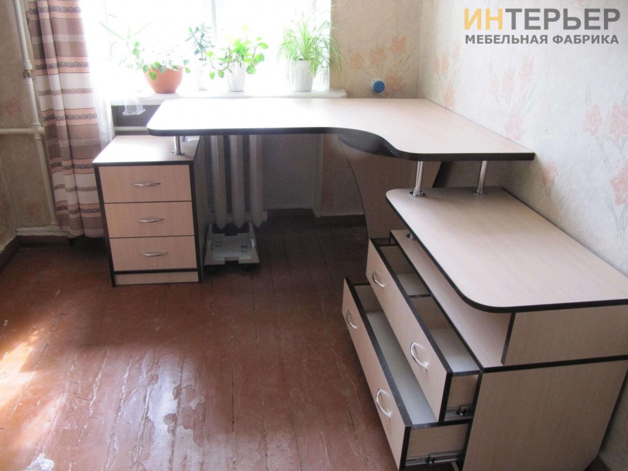 Письменный стол углом