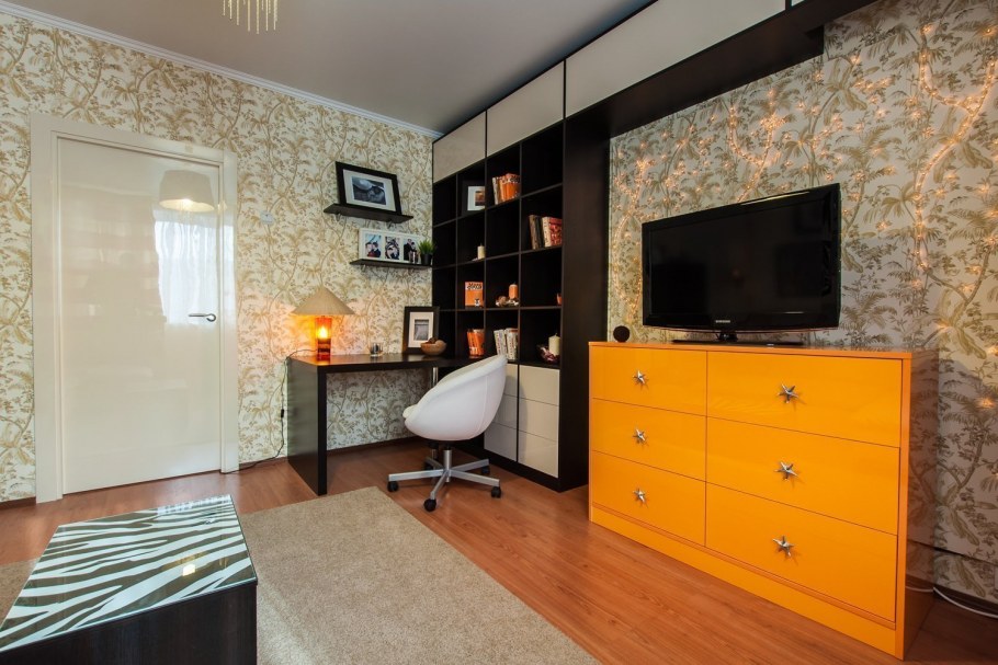 Гостиная спальня с компьютерным столом