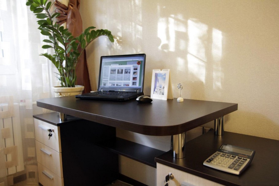 Стол для компьютера и телевизора