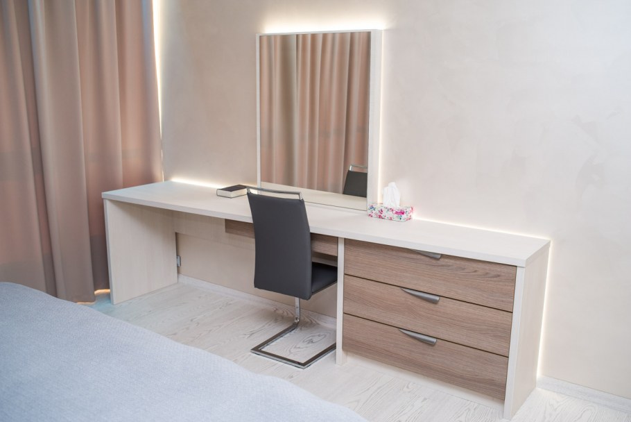 Туалетный столик с удлиненной столешницей