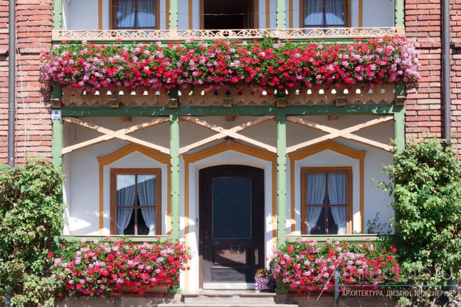Дом украшенный цветами