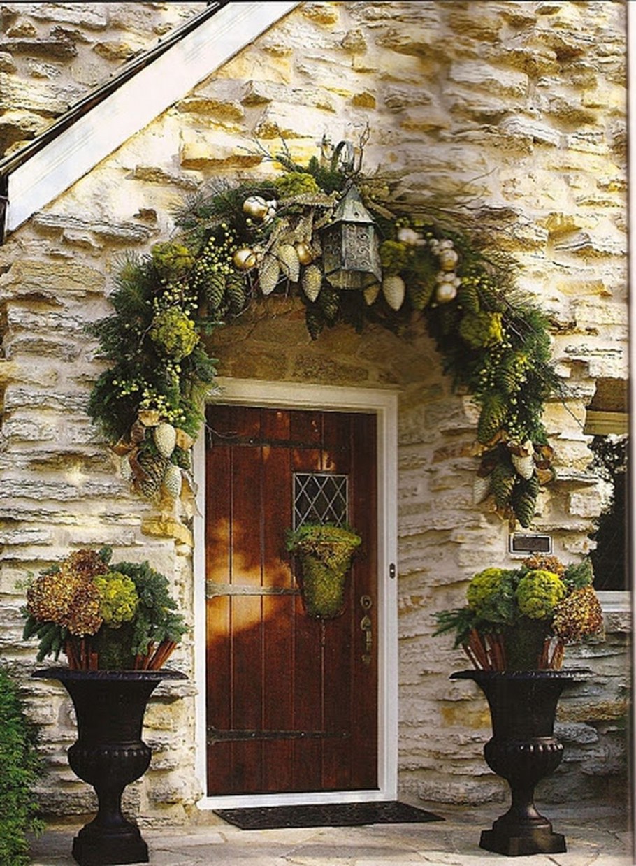 Декор над дверью