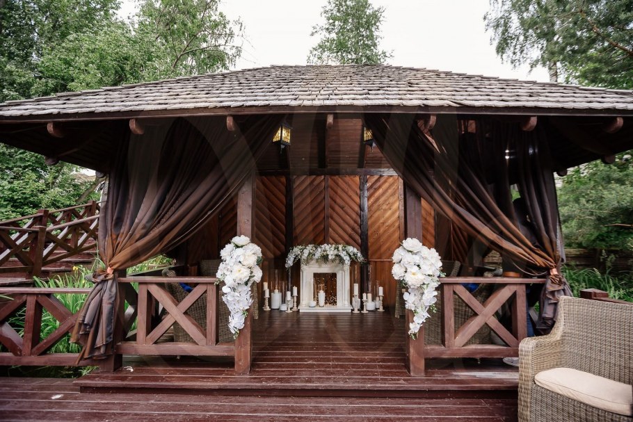 Беседка в рыцарском стиле