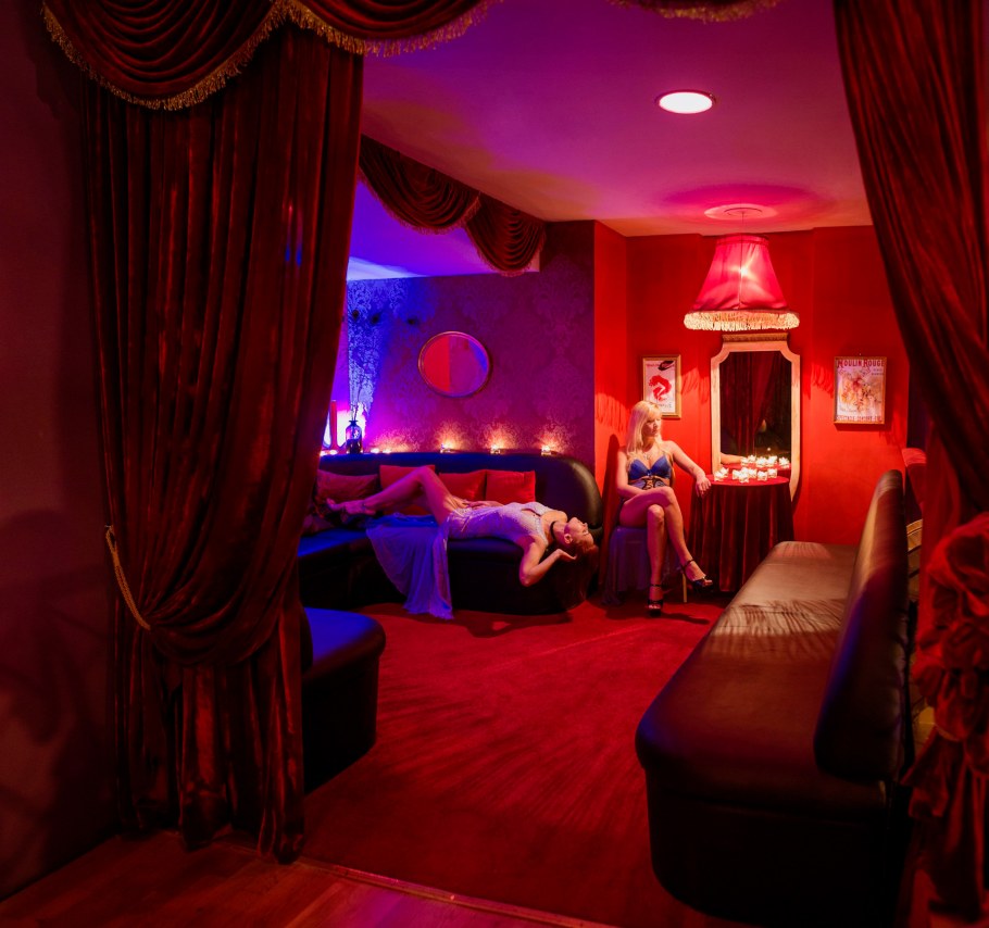 Стрип комната