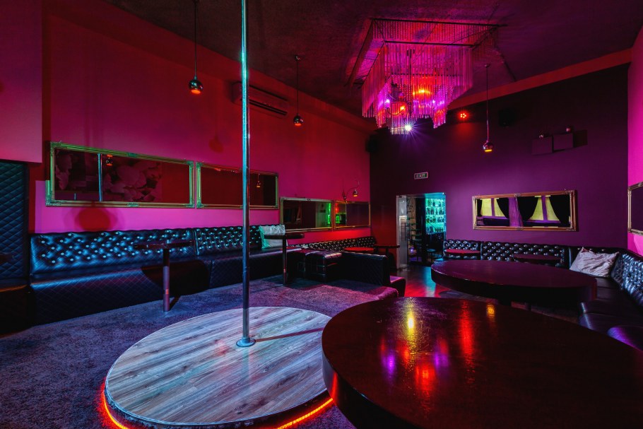 Стрип комната