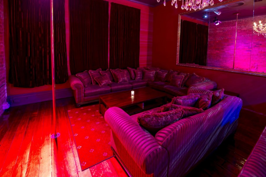 Приватная комната в стрип клубе