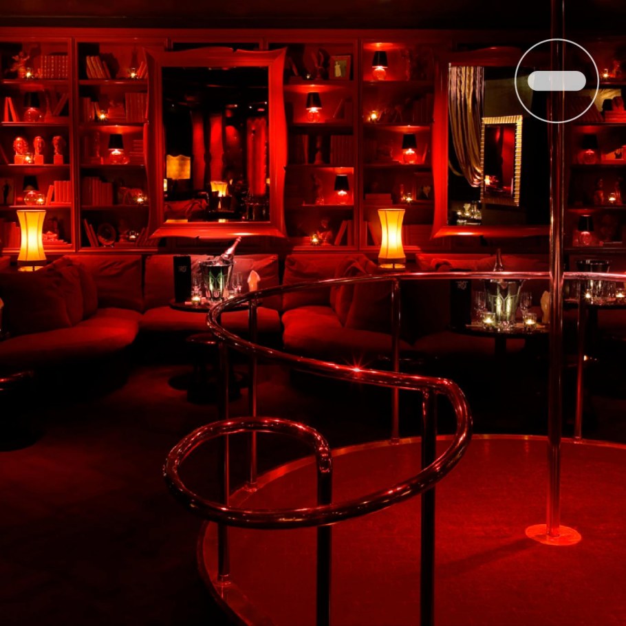 Интерьер клуба в красных тонах