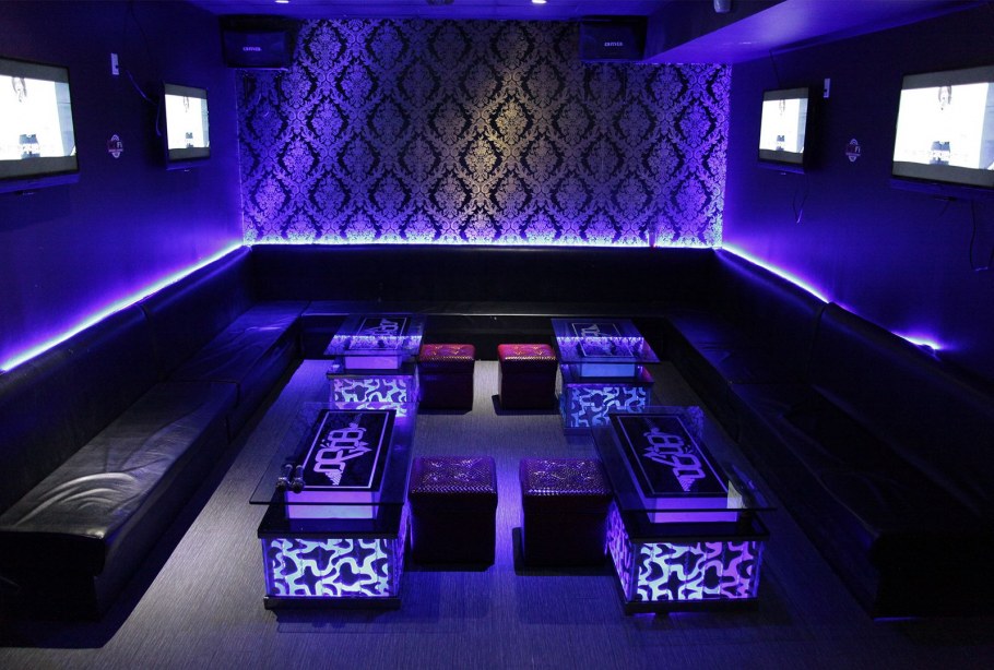 Интерьер караоке комнаты
