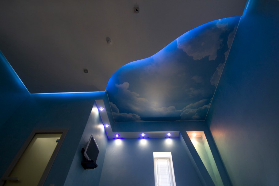 Натяжной потолок с подсветкой