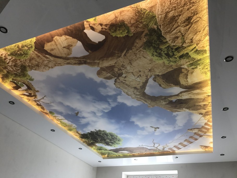 Глянцевый потолок небо