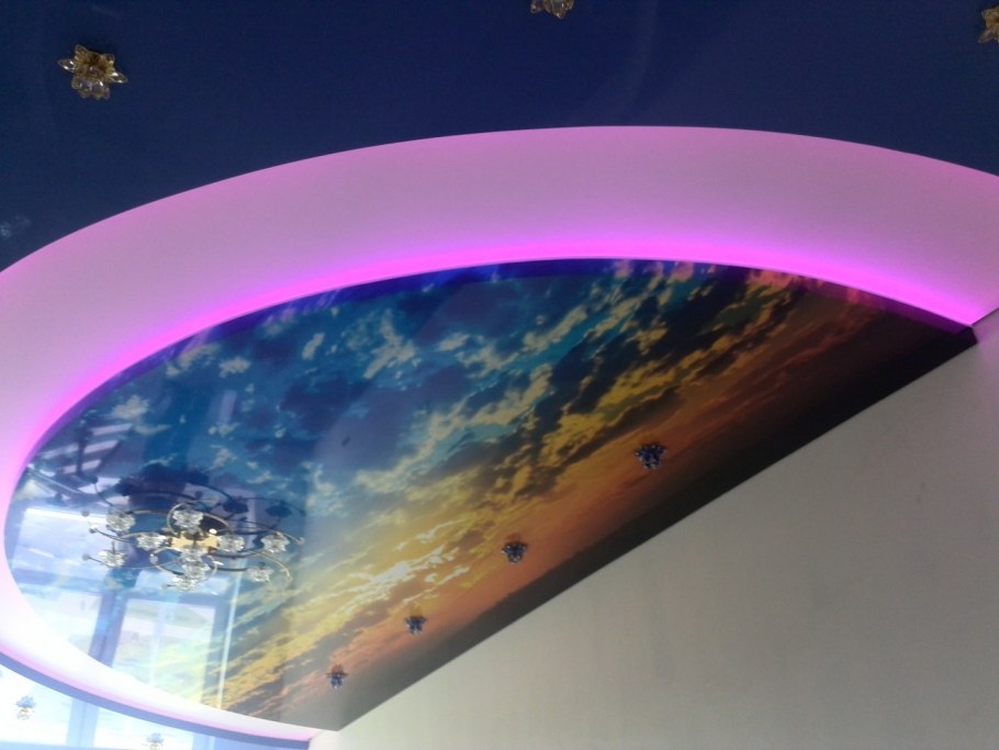 Девушка на потолке фотопечать