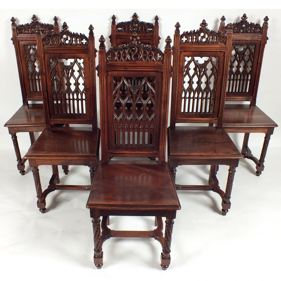 Стол в готическом стиле