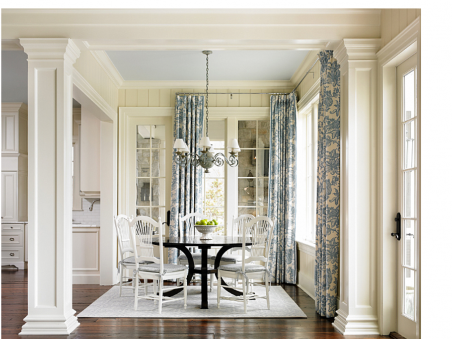 Колонны в интерьере гостиной