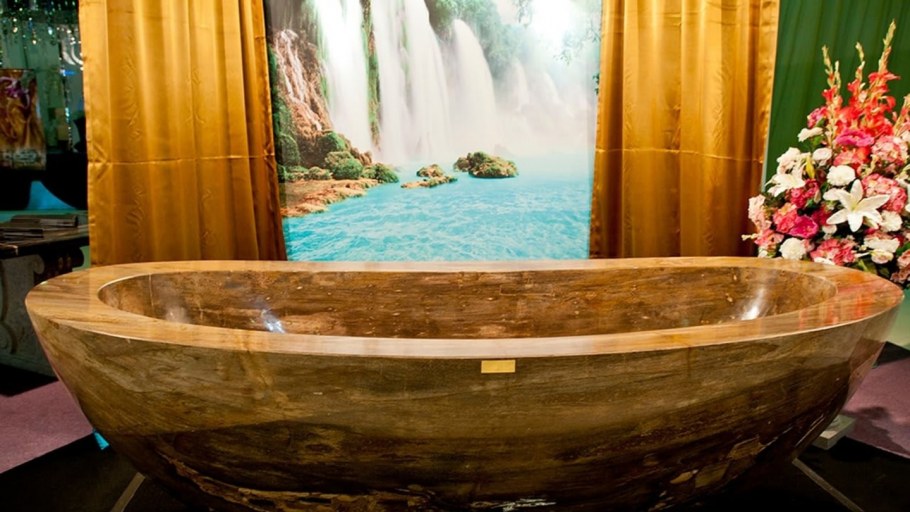 Джакузи золотого цвета