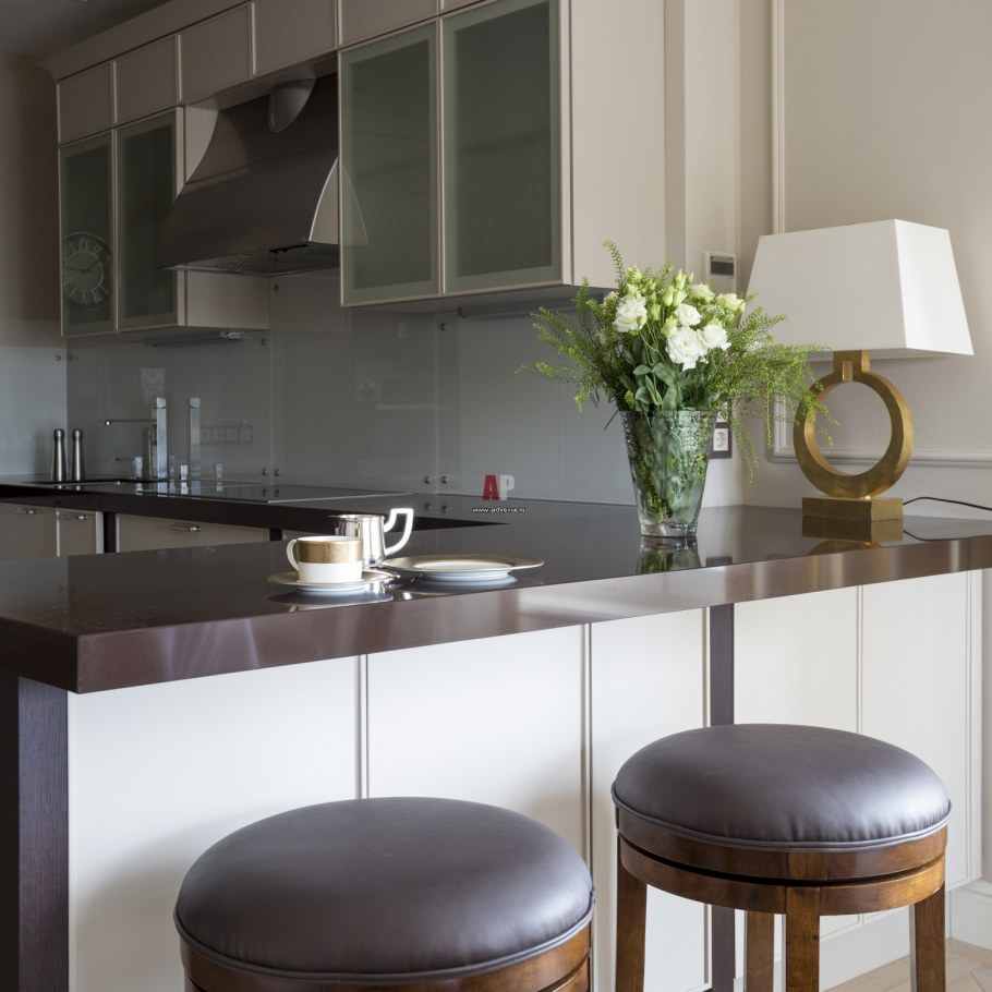 Барные стулья в интерьере кухни