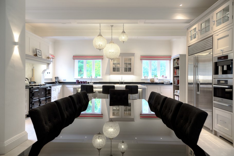 Кухня-гостиная с барной стойкой в стиле Неоклассика