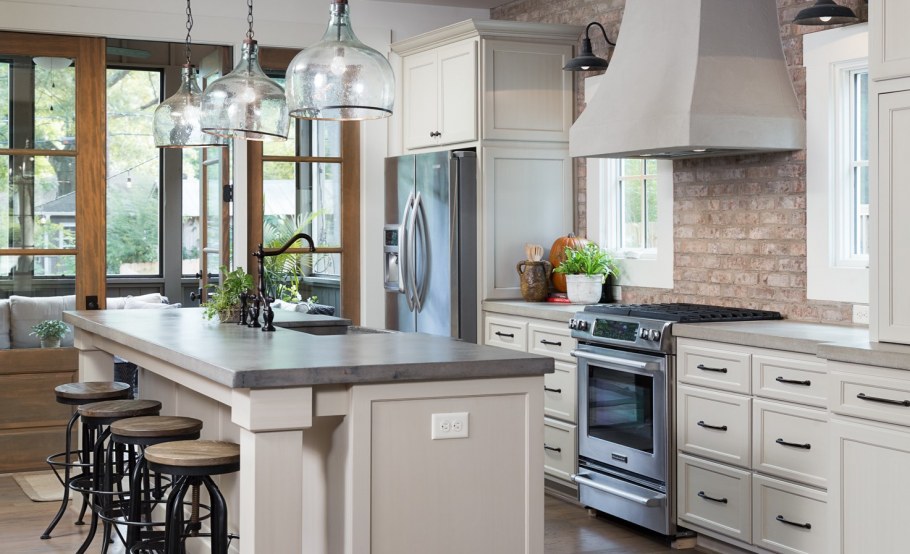 Остров на кухне в стиле лофт классика