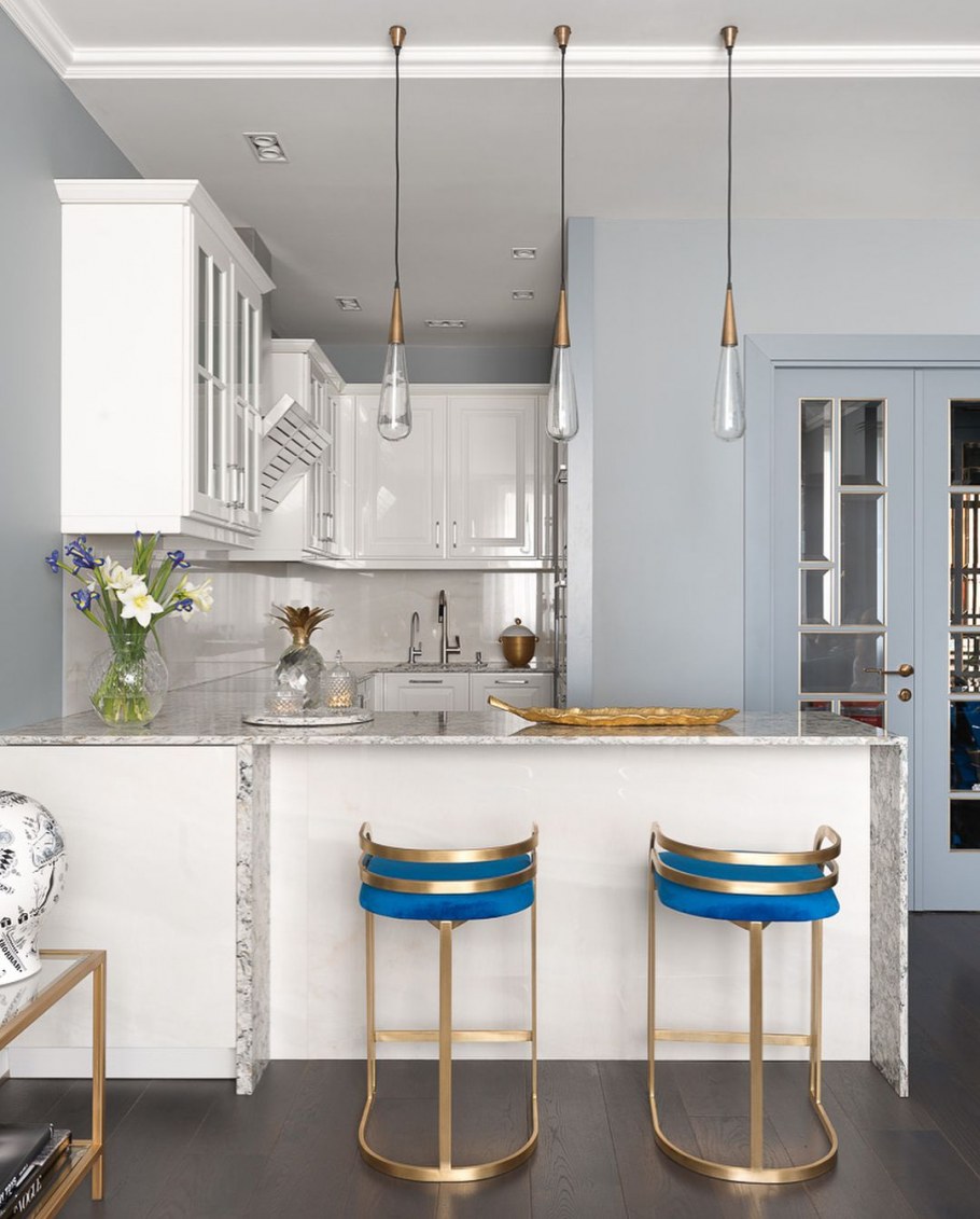 Светильники над барной стойкой в кухне