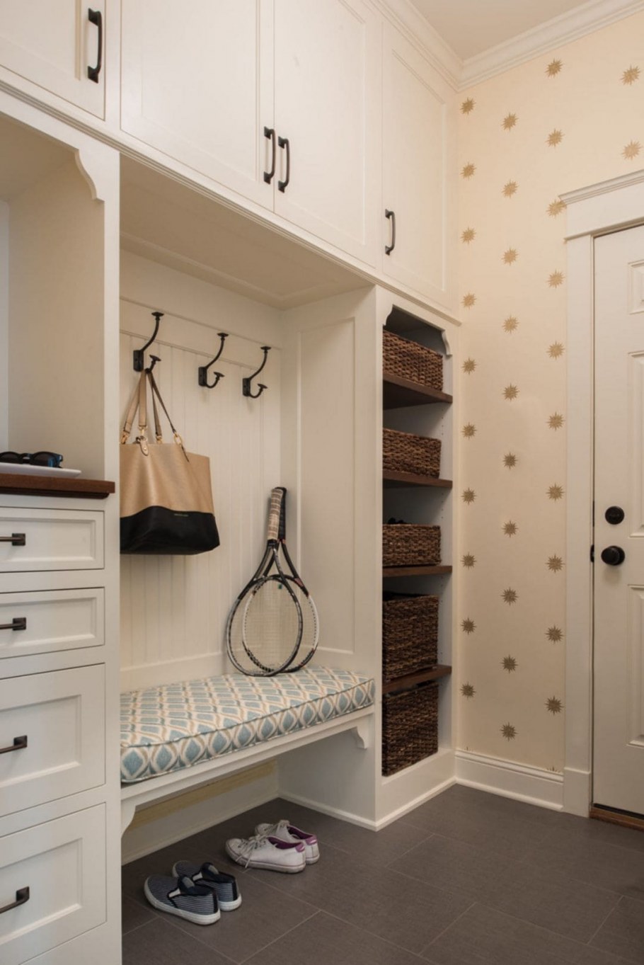 Обустроить прихожую