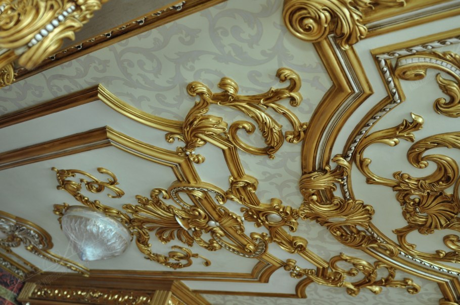 Бликовка золотом лепнины