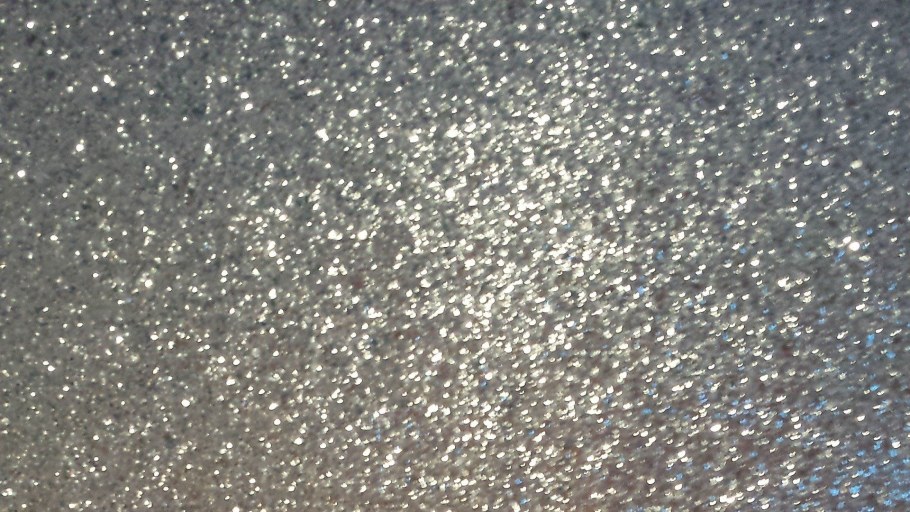 Белые обои с блестками