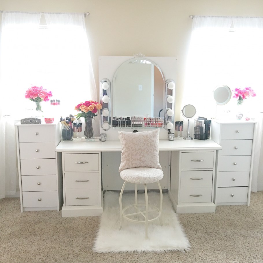 Женская спальня романтик с туалетным столиком